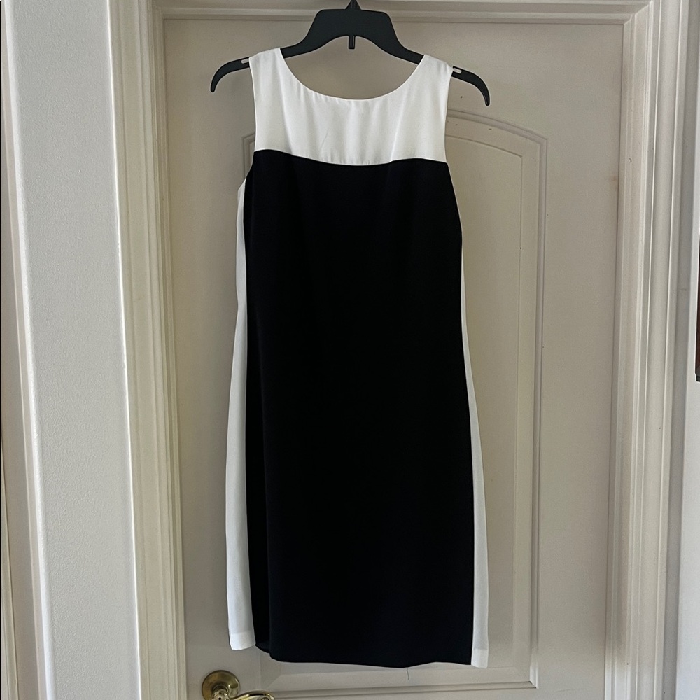 NWT- AGB Black & White Sheath Mini Dress Sleeveless Crew Neck.